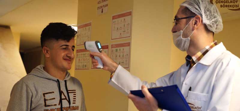 Üretim öncesi personelin vücut ısıları ölçülür.