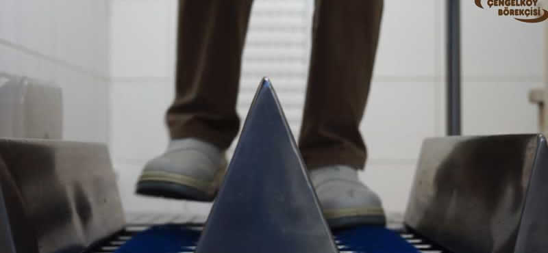 Hijyen bariyerinde ayaklar temizlenir.