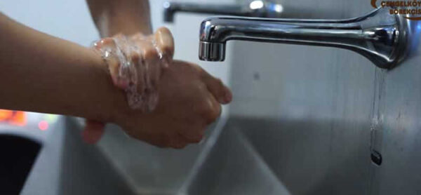 Eller sıcak su ile yıkanır, tek kullanımlık havlu ile kurulanır.