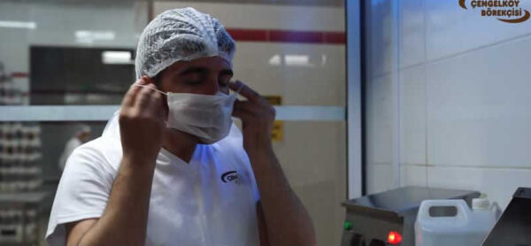 Tek kullanımlık önlük, bone, maske ve kolluk giyilir.