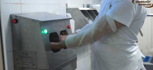 Eller son defa dezenfekte edilerek üretime geçilir.