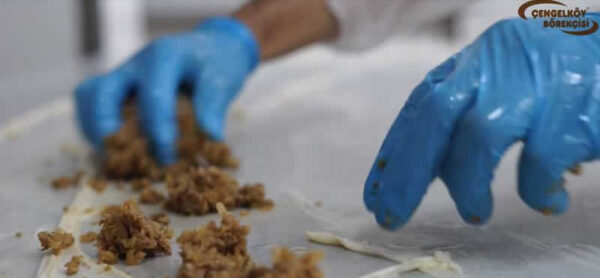 Lezzet katılarak börekler üretilir.