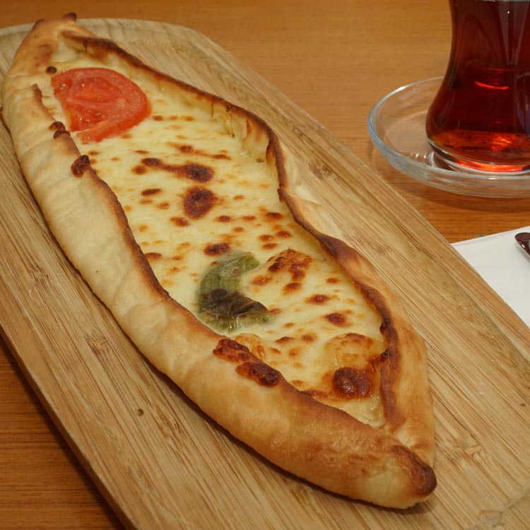 Kaşarlı Karadeniz Pidesi