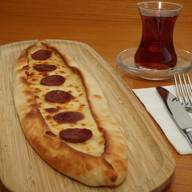 Kaşarlı Sucuklu Karadeniz Pidesi