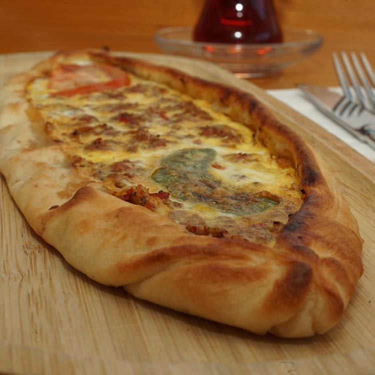 Kıymalı Yumurtalı Karadeniz Pidesi