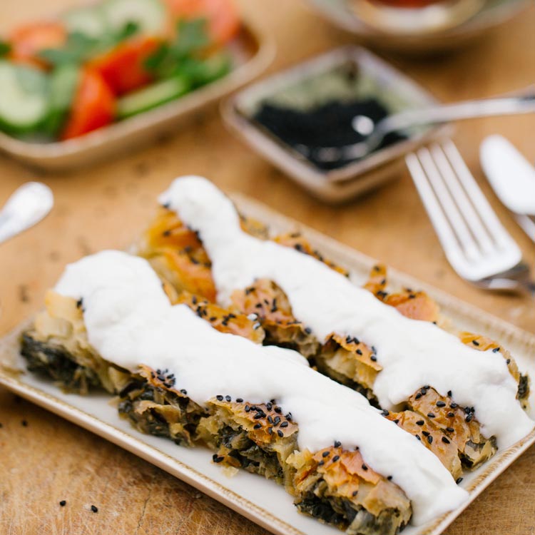 Yoğurtlu Ispanaklı Tepsi Böreği